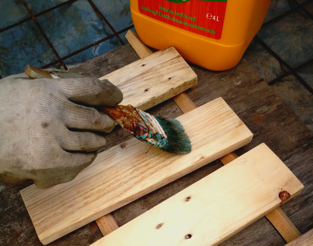 Bucățile de lemn pentru suporții de jardiniere sunt tratate contra mucegaiului
