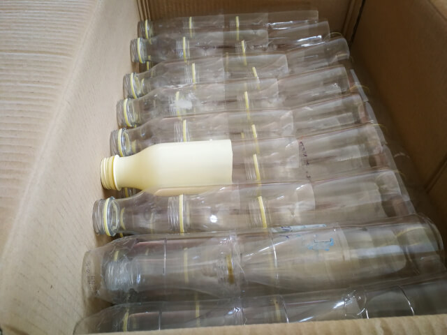 Stive de sticle din plastic asezate in cutie de carton
